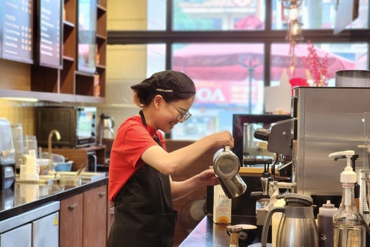 Giới trẻ làm việc xuyên Tết: “Mang tiền về cho mẹ”