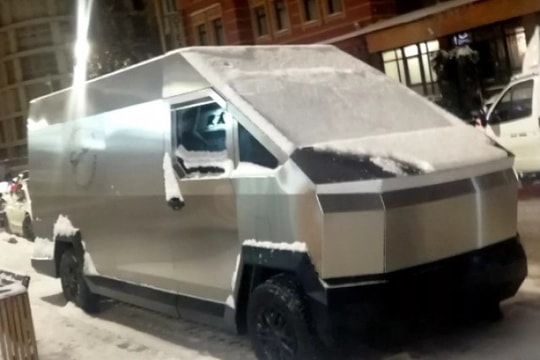 Xe tải van mang dáng dấp Cybertruck gây xôn xao tại Nga