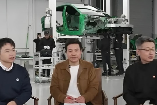 CEO Xiaomi Lei Jun trực tiếp "mổ xẻ" SUV YU7 trên sóng livestream