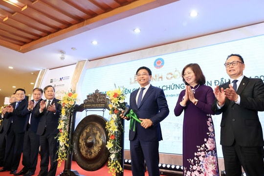 Đánh cồng khai trương phiên giao dịch chứng khoán đầu năm 2026