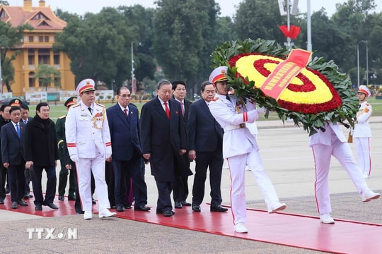 Lãnh đạo Đảng, Nhà nước và đại diện các thế hệ đại biểu Quốc hội vào Lăng viếng Chủ tịch Hồ Chí Minh