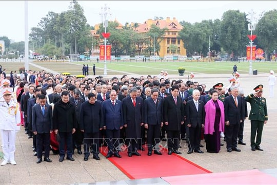Lãnh đạo Đảng, Nhà nước và đại diện các thế hệ đại biểu Quốc hội vào Lăng viếng Chủ tịch Hồ Chí Minh
