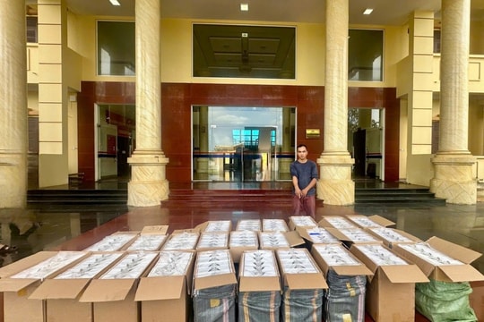 Quảng Trị: Bắt giữ đối tượng vận chuyển 12.500 bao thuốc lá lậu