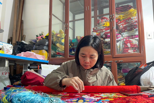 Làng thêu Đông Cứu: Nơi giữ hồn khăn chầu, áo ngự giữa nhịp sống Thủ đô
