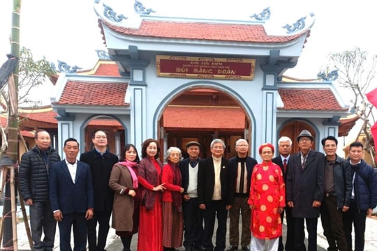 Đoàn đại biểu Hội đồng họ Bùi Việt Nam dâng hương tưởng niệm Trưởng ban Thường trực Quốc hội Bùi Bằng Đoàn