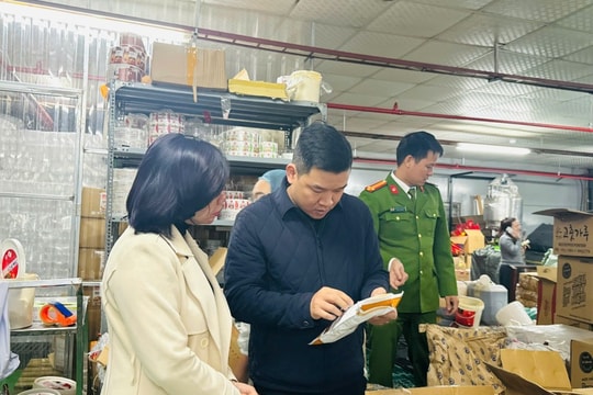 Hà Nội Kiểm tra đột xuất phát hiện nhiều vi phạm an toàn thực phẩm tại Công ty Việt Chef