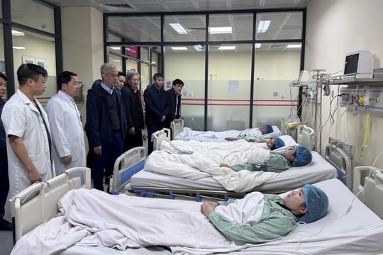 Phường Nghĩa Đô kịp thời thăm hỏi, hỗ trợ các nạn nhân vụ cháy tại ngõ 82 Trần Cung