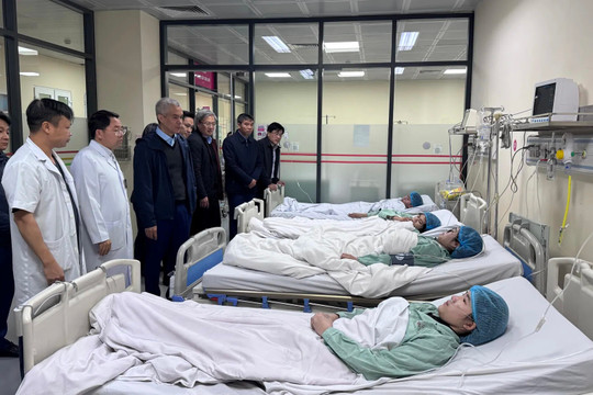 Phường Nghĩa Đô: thăm hỏi, hỗ trợ nạn nhân trong vụ cháy nhà trọ phố Trần Cung