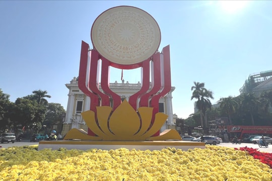 Đường phố Hà Nội rực rỡ cờ hoa chào mừng Đại hội lần thứ XIV của Đảng