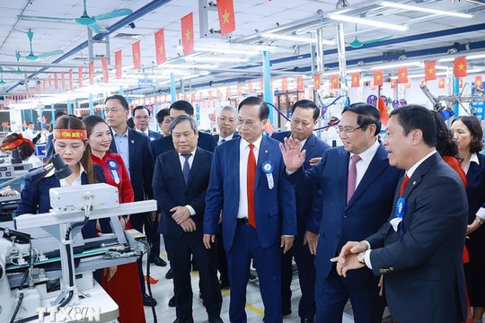 Thủ tướng Phạm Minh Chính: May 10 phải trở thành tập đoàn thời trang quốc tế