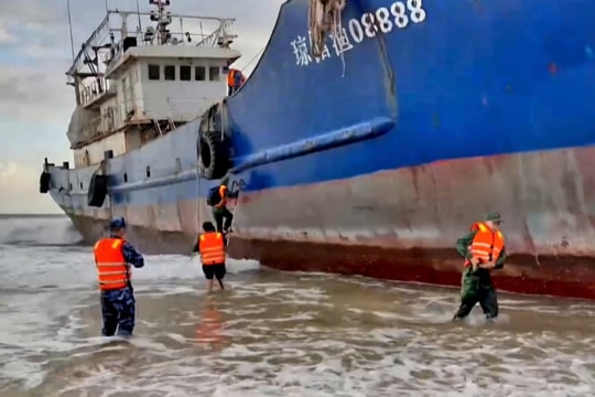 Quảng Ngãi: Xử lý tàu lạ trôi dạt vào bờ biển