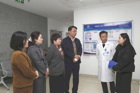 Lãnh đạo phường Hà Đông thăm hỏi nạn nhân vụ hỏa hoạn tại phố Lê Lợi