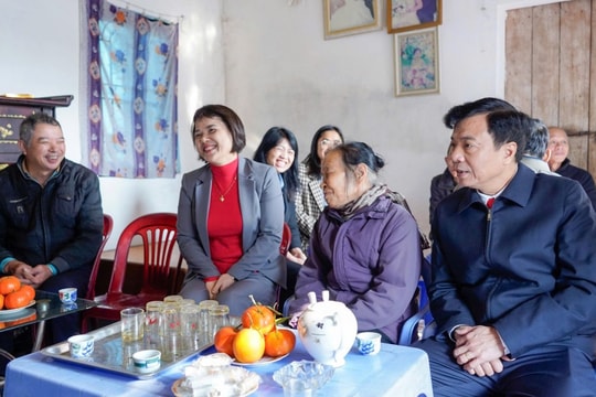 Xã Ứng Hòa trao kinh phí hỗ trợ xây sửa nhà “Đại đoàn kết” cho các hộ khó khăn