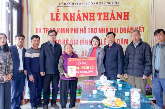Xã Ứng Hòa trao kinh phí hỗ trợ xây, sửa chữa nhà “Đại đoàn kết” cho 8 hộ gia đình có hoàn cảnh khó khăn