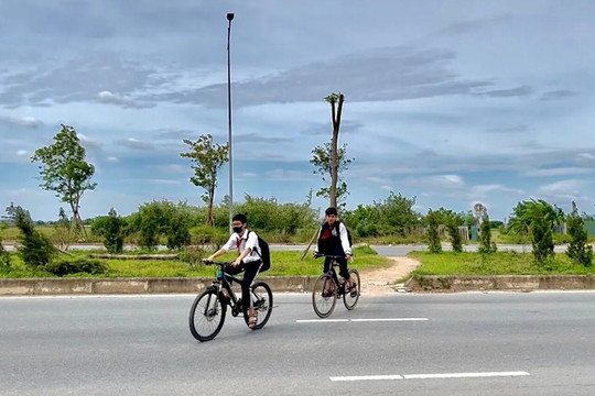 Ngang nhiên phá dải phân cách đường giao thông tại xã Sóc Sơn