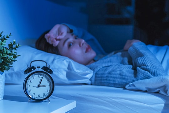 Bác sĩ tại nhà: Thức giấc, ngủ chập chờn trong đêm có đáng lo ngại?