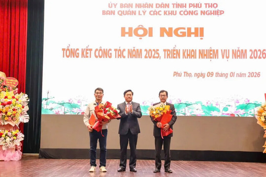 Phú Thọ trao giấy chứng nhận đầu tư cho 2 dự án FDI mở rộng, tăng vốn 290 triệu USD
