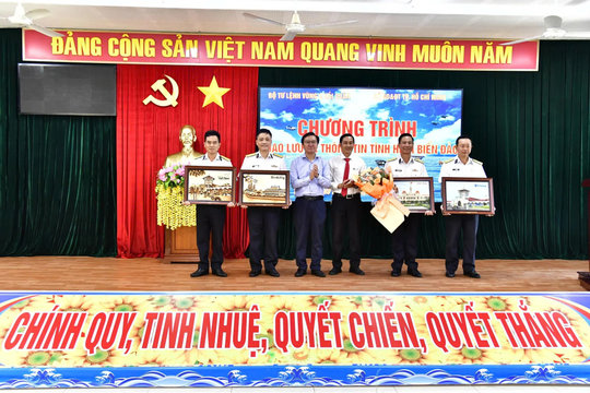 Sở Giáo dục và Đào tạo thăm cán bộ, chiến sĩ Bộ Tư lệnh Vùng 2 Hải quân
