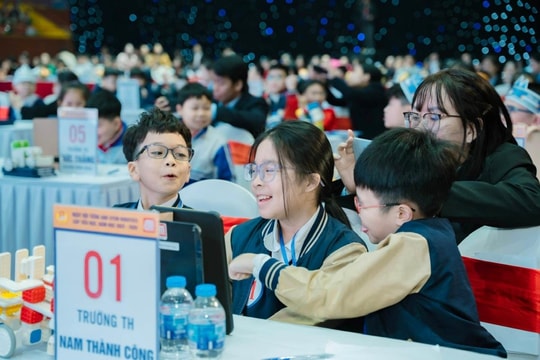 Học sinh tiểu học Hà Nội tranh tài tại “Ngày hội tiếng Anh STEM Robotics”