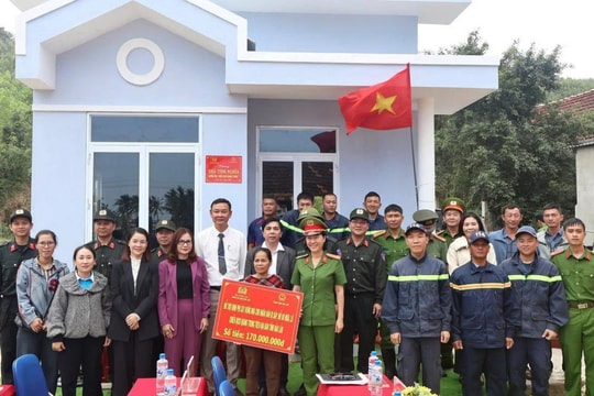 Cảnh sát cơ động Tây Nguyên bàn giao những ngôi nhà đầu tiên trong Chiến dịch Quang Trung