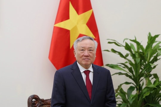 Phó Thủ tướng Thường trực Nguyễn Hòa Bình lên đường thăm làm việc tại Singapore