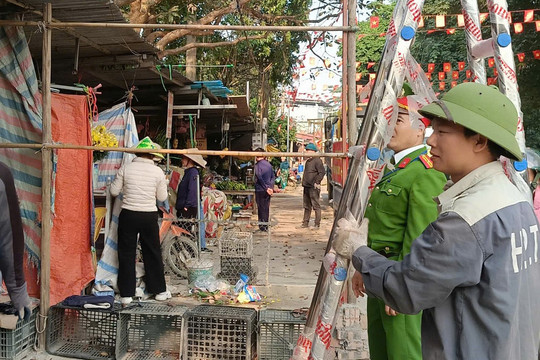Xã Hoà Lạc ra quân tuyên truyền, giải toả chợ cóc, chợ tạm trên địa bàn