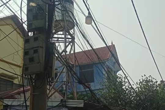 Xã Quang Minh xử lý tình trạng dây cáp viễn thông lộn xộn