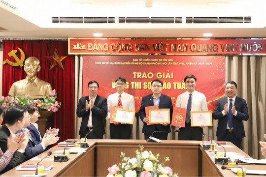 Trao giải Tuần 1 Cuộc thi tìm hiểu Nghị quyết Đại hội XVIII Đảng bộ TP Hà Nội