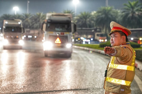 Hà Nội: Cấm xe từ 10 tấn lưu thông trên Đại lộ Thăng Long, Vành đai 3 trên cao từ 21h hôm nay