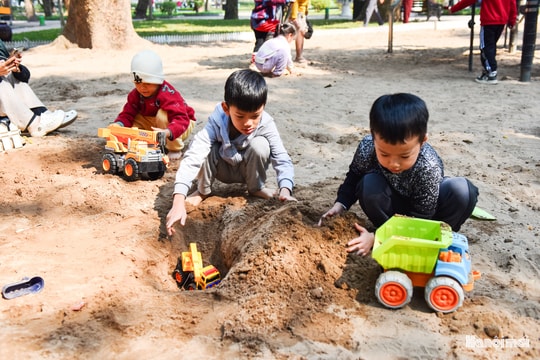 Nắng ấm cuối tuần, trẻ em Hà Nội thỏa sức vui chơi tại Công viên Thống Nhất