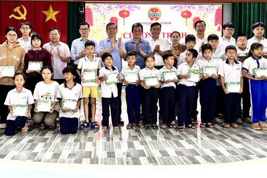 Ủy ban MTTQ Việt Nam TP Hồ Chí Minh tặng thẻ bảo hiểm y tế, quà Tết cho người dân