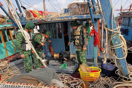 Quảng Ninh Biên phòng Trà Cổ hỗ trợ người dân gặp nạn trên biển