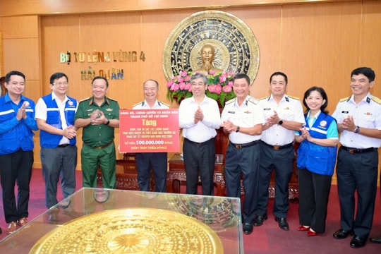 Lãnh đạo TP Hồ Chí Minh thăm, tặng quà quân dân quần đảo Trường Sa