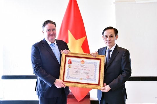 Trao Huân chương Hữu nghị cho Đại sứ Hoa Kỳ tại Việt Nam Marc Knapper