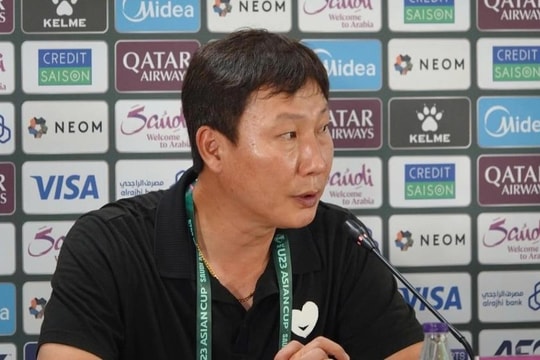 HLV Kim Sang Sik: "U23 Việt Nam muốn viết tiếp kỳ tích tại tứ kết"