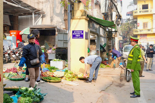Phường Hồng Hà ra quân xóa bỏ chợ tạm, chợ cóc, lập lại trật tự đô thị
