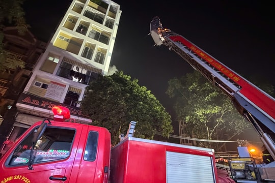 Hà Nội: Cứu 7 người trong vụ cháy nghi do đốt nhà nghỉ