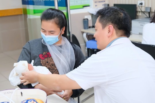 Xử trí thành công ca song thai một bánh rau, một buồng ối