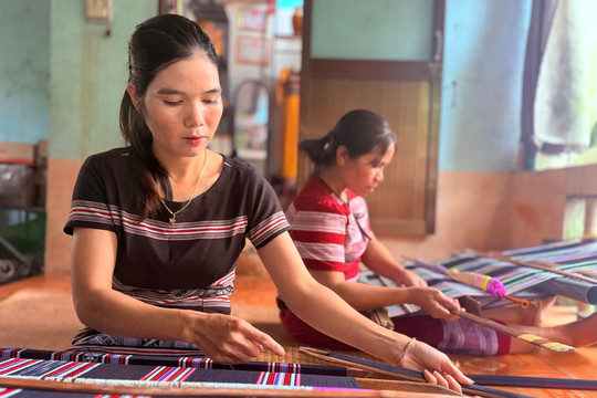 Làng dệt di sản rộn ràng vụ Tết