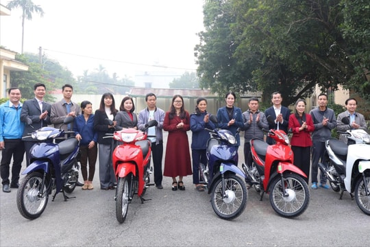 Xã Vân Đình trao tặng xe máy, nhà đại đoàn kết cho các gia đình có hoàn cảnh khó khăn