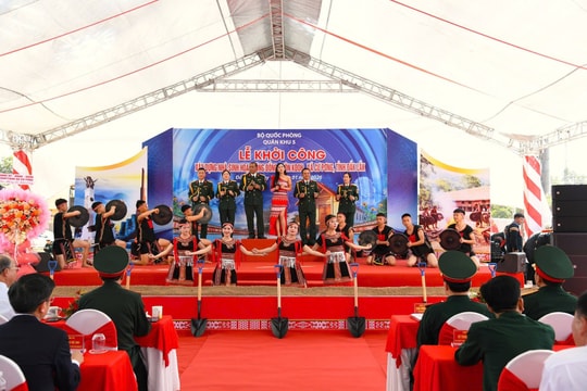Sau Chiến dịch Quang Trung, bộ đội xây nhà sinh hoạt cộng đồng cho dân