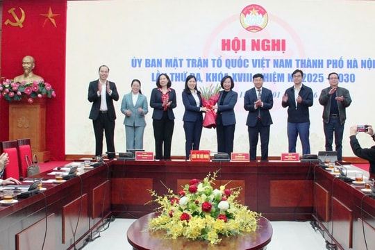 Đồng chí Trần Thị Phương Hoa giữ chức Phó Chủ tịch Thường trực Ủy ban MTTQ Việt Nam TP Hà Nội