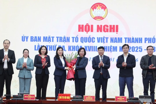 Đồng chí Trần Thị Phương Hoa giữ chức Phó Chủ tịch Thường trực Ủy ban MTTQ Việt Nam TP Hà Nội