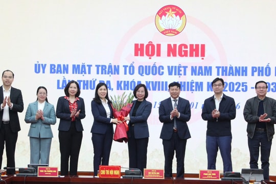 Đồng chí Trần Thị Phương Hoa giữ chức Phó Chủ tịch Thường trực Ủy ban MTTQ Việt Nam thành phố Hà Nội