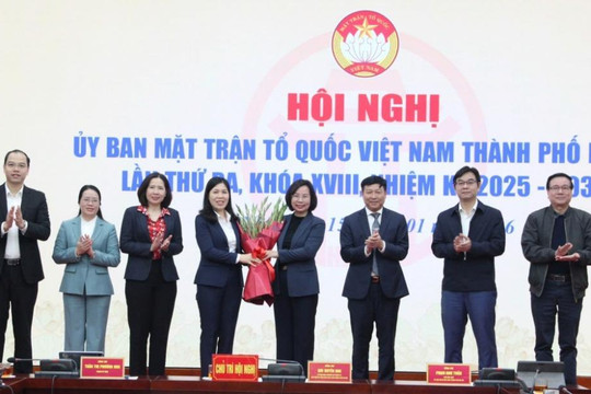 Đồng chí Trần Thị Phương Hoa giữ chức Phó Chủ tịch Thường trực Ủy ban MTTQ Việt Nam TP Hà Nội