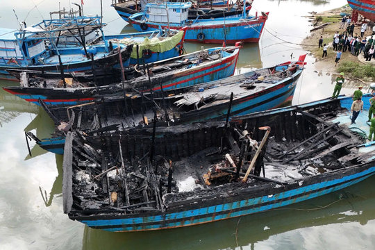 Hỏa hoạn trên sông Trà Bồng: ngư dân trắng tay sau một đêm