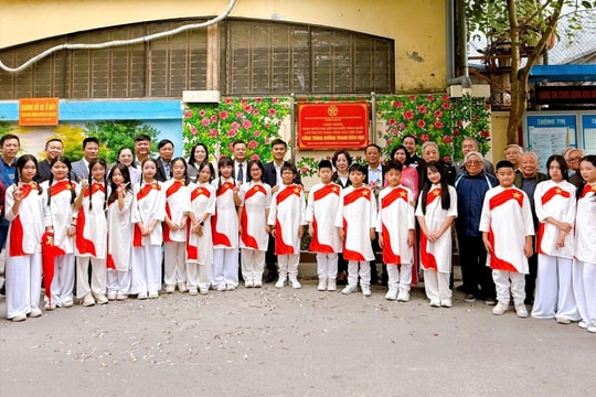 Thanh Liệt gắn biển công trình “Tranh tường bích họa” chào mừng Đại hội XIV của Đảng