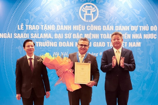 Trao tặng danh hiệu Công dân danh dự Thủ đô Hà Nội cho Đại sứ Palestine tại Việt Nam