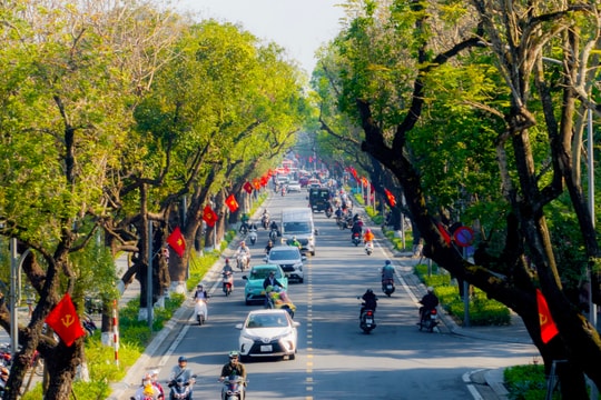 Thành phố Huế rực rỡ cờ hoa chào mừng Đại hội Đảng