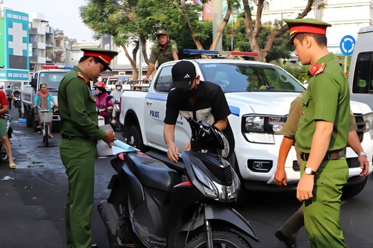 Công an cơ sở thành phố Hồ Chí Minh đồng loạt ra quân lập lại trật tự đô thị